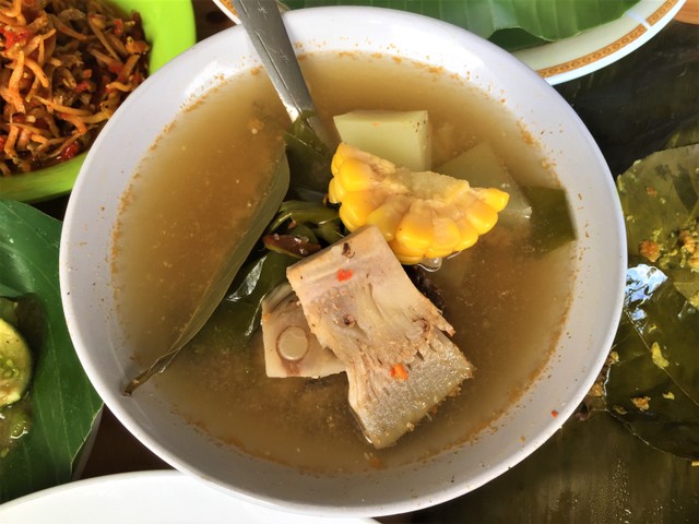 Sayur asem, di Warung Dadak, Kalibata City Foto: Azalia Amadea/Kumparan