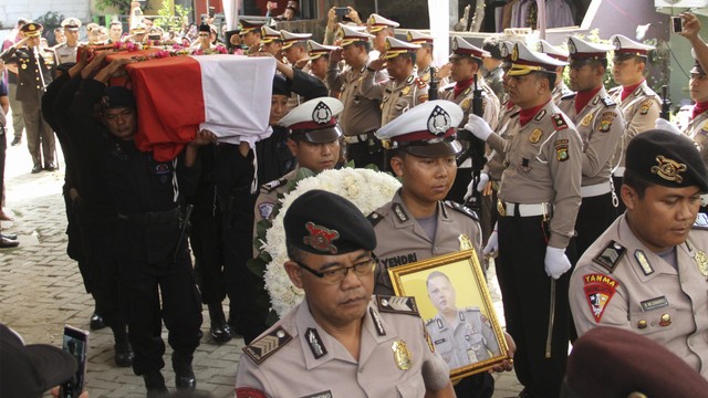 Personel kepolisian membawa jenazah Bripka Rahmat Effendy untuk dimakamkan di Rumah Duka Tapos, Depok. Foto: ANTARA FOTO/Asprilla Dwi Adha