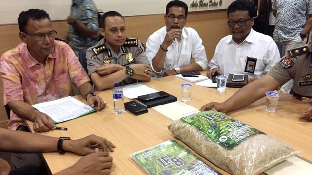 Polda Aceh konferensi pers terkait kasus kades inovatif