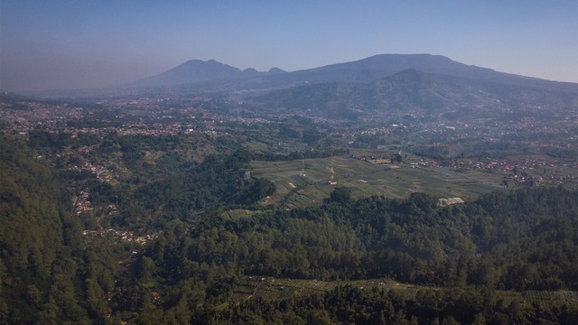 Lansekap Gunung Tangkuban Parahu di Kawasan Bandung Utara. Foto: ANTARA FOTO/Raisan Al Farisi