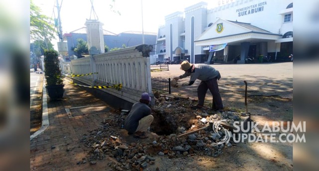 Proses perbaikan dan pelebaran gerbang Gedung Juang 45 Kota Sukabumi, Jumat (26/7/2019). | Sumber Foto:Oksa BC