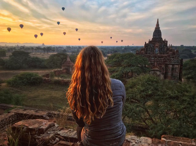 Turis memanjat kuil di Bagan, Myanmar untuk melihat sunrise Foto: Shutter Stock