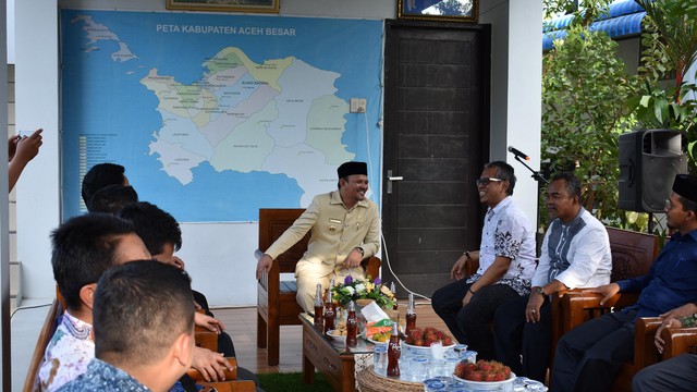 Bupati Aceh Besar, Mawardi Ali, bersama pihak terkait lainnya saat konferensi pers. Foto: Adi Warsidi/acehkini