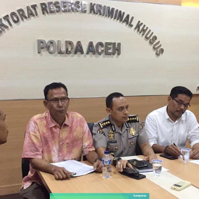 Dir Reskrimsus Polda Aceh, Kombes Pol T Saladin (tengah) memberikan keterangan soal Kepala Desa inovatif yang ditetapkan sebagai tersangka. Foto: Zuhri Noviandi/kumparan
