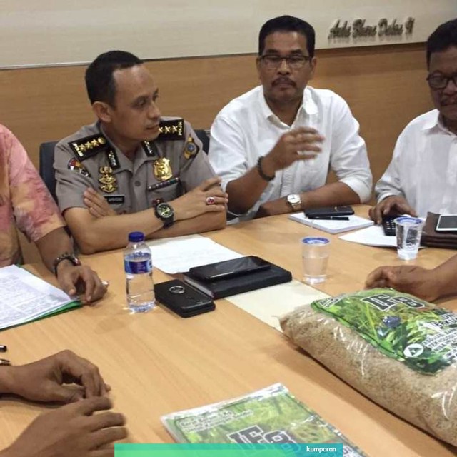 Dir Reskrimsus Polda Aceh, Kombes Pol T Saladin (kedua kiri) memberikan keterangan soal Kepala Desa inovatif yang ditetapkan sebagai tersangka. Foto: Zuhri Noviandi/kumparan