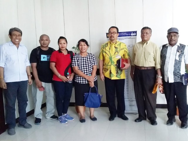 Foto bersama usai pertemuan perwakilan korban banjir bandang Sentani dengan Komisi I DPRP di Kota Jayapura. (Foto Imelda)