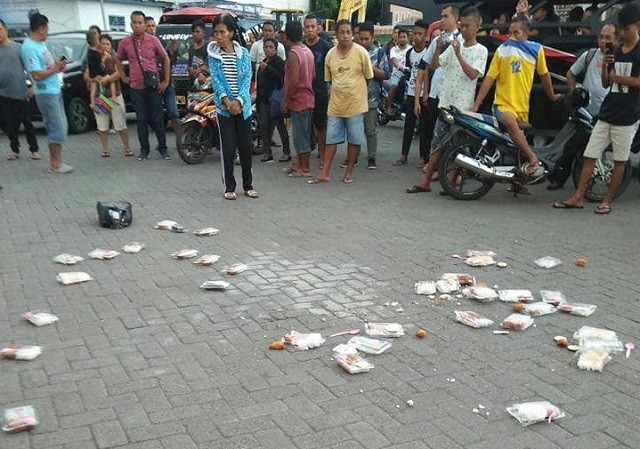Dagangan makanan wanita yang dibuang ke aspal karena dilarang berjualan di Pelabuhan Ulu, Siau, Kabupaten Sitaro, Sulawesi Utara (Foto: Istimewa)