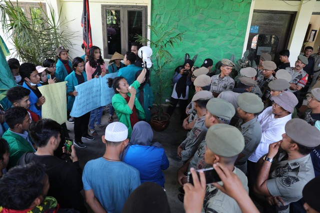 Mahasiswa Demo Distanbun Aceh (5).JPG