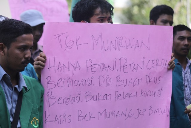 Mahasiswa Demo Distanbun Aceh (11).JPG