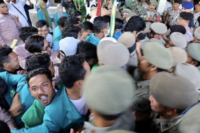 Mahasiswa Demo Distanbun Aceh (4).JPG