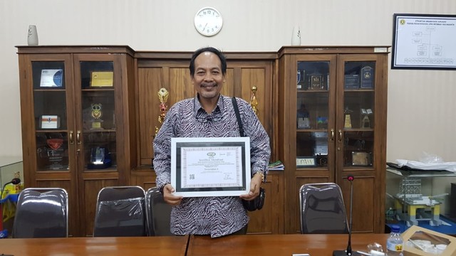 Topan, Kepala Program Studi Teknik Perminyakan UPNVY, saat menunjukkan keterangan Akreditasi A Teknik Perminyakan UPNVY, Jumat (26/7/2019). Foto: jay.