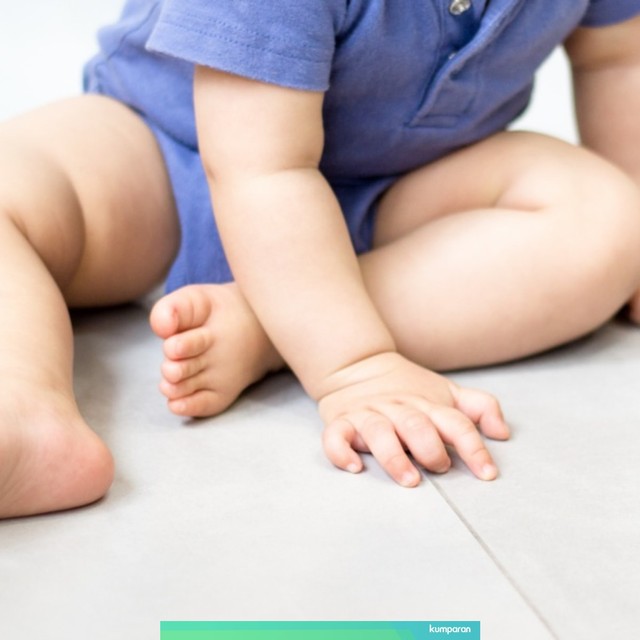 bayi belajar duduk Foto: Shutterstock