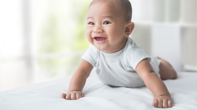 bayi sedang tummy time Foto: Shutterstock