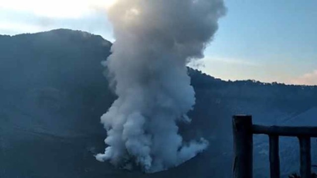 Potongan video erupsi freatik Gunung Tangkuban Parahu di Kabupaten Bandung, Jawa Barat, Jumat (26/7). Foto: ANTARA FOTO/Dok PVMBG