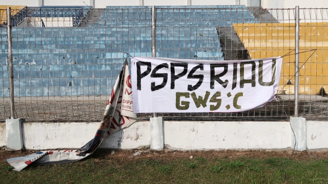 Spanduk suporter PSPS Riau di Stadion Kaharudin Nasution, Pekanbaru, Riau. Foto: Iqbal Firdaus/kumparan
