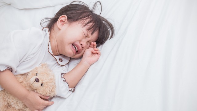 Ilustrasi balita menangis jelang waktu tidur. Foto: Shutterstock