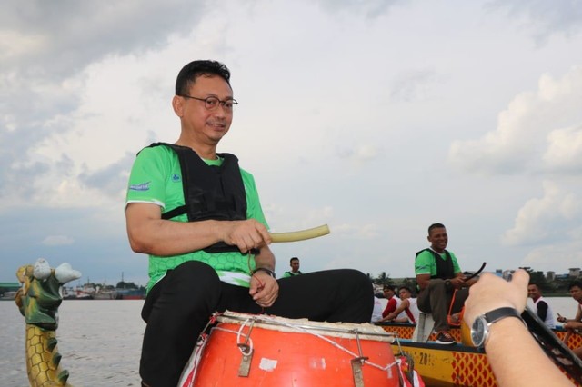 Wali Kota Pontianak, Edi Kamtono, mengiringi para atlet dayung. Foto: Sporta Indonesia