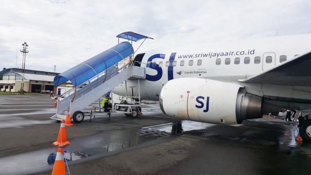 Pesawat Sriwijaya Air di Bandara Rendani Manokwari, Papua Barat. (Foto Irsye)