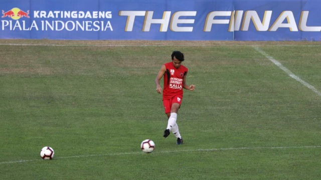 Pemain PSM Makassar Rasyid Bakri melakukan sesi latihan jelang laga final leg 2 Piala Indonesia 2019 di Stadion Mattoangin, Makassar, Sabtu (27/7). Foto: Nugroho Sejati/kumparan