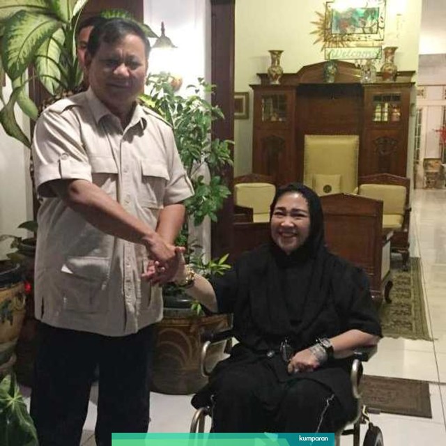 Prabowo Subianto (kiri) berjabat tangan dengan Rachmawati Soekarnoputri usai pertemuan. Foto: Paulina Herasmarindar/kumparan