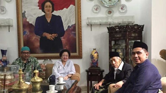 Mbah Moen (kedua kanan) dan putranya bertamu ke rumah Megawati Soekarnoputri. Foto: Dok. PDIP