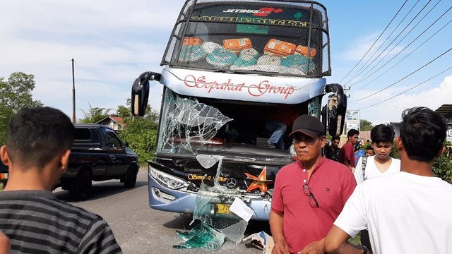 Bus pengantar rombongan jemaah calon haji kloter 6 Embarkasi Aceh asal Kabupaten Aceh Utara mengalami kecelakaan lalu lintas dalam perjalanan menuju Asrama Haji di Banda Aceh, Sabtu (27/7). Foto: Dok. Istimewa