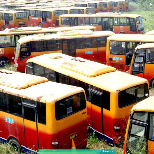 Sejumlah bus Transjakarta yang sudah tidak digunakan lagi diparkir di lahan kosong di Dramaga, Kabupaten Bogor, Jawa Barat. Foto: ANTARA FOTO/Yulius Satria Wijaya