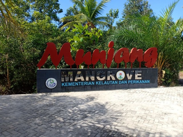 Papan nama Wisata Mangrove Munjang, Kabupaten Bangka tengah. (Ggp/Babelhits)