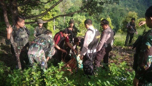Proses evakuasi mahasiswa Universitas Tadulako Palu yang telah meninggal dunia di Pegunungan Dopi-Dopi, Desa Torue Foto: Istimewa