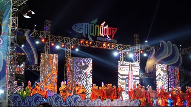 Pertunjukkan tarian daerah di Manado Fiesta 2019. Foto: Ratmia Dewi/kumparan