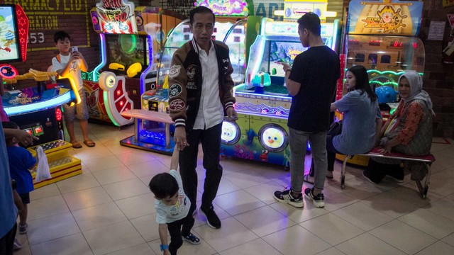 Presiden Joko Widodo beserta keluarga mengajak cucu Jan Ethes bermain wahana permainan saat mengunjungi Mall Paragon, Solo, Jawa Tengah, Sabtu (27/7/2019). Foto: ANTARA FOTO/Mohammad Ayudha