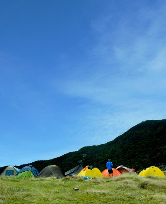 Indahnya nge-camp di Lembah Surya Kencana (Foto : Jamal Mahfudz)