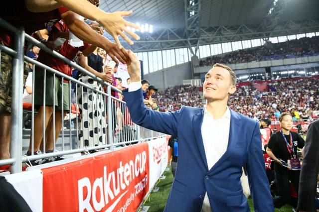 Thomas Vermaelen menyapa fansnya di Jepang. Foto: Dok. Vissel Koebe