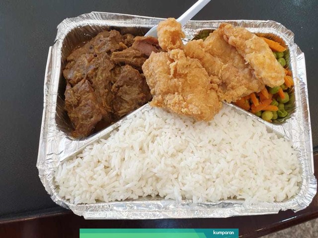 Menu rendang dan ikan dori untuk jemaah haji Indonesia. Foto: Denny Armandhanu/kumparan