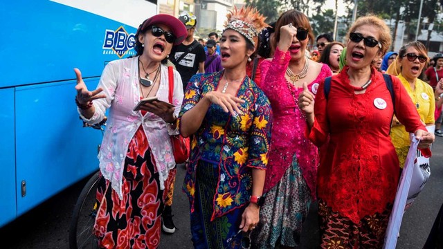 Suasana sejumlah warga yang tergabung dalam Para Pecinta Kebaya dan Sarung Indonesia saat parade pada acara Cinta Busana Indonesia saat Hari Bebas Berkendaraan di kawasan Bundaran HI, Jakarta, Minggu (28/7/2019). Foto: ANTARA FOTO/Muhammad Adimaja