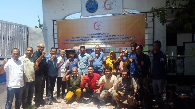 Tim dari Dinsos Aceh berfoto bersama dalam kunjungannya ke Panti Pemulihan Adiksi Narkoba Permata Atjeh di Desa Ujong Blang, Kota Lhokseumawe. Foto: Dok. YPAP