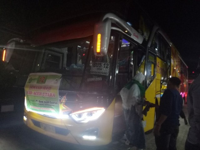 Satu dari 12 bus pengantar rombongan jemaah calon haji asal Kabupaten Aceh Utara termasuk bus yang mengalami kecelakaan lalu lintas, semuanya telah tiba di Asrama Haji Embarkasi Aceh, Banda Aceh. Foto: Dok. PPIH Aceh