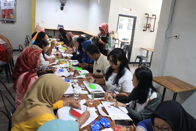 SERIUS: Pelatihan melukis Totebag di  Ruang Kreatif SK Coffee Lab, di Kelurahan Banjaran Kota Kediri. (Foto: Rino Hayyu Setyo - Tugumalang.id)