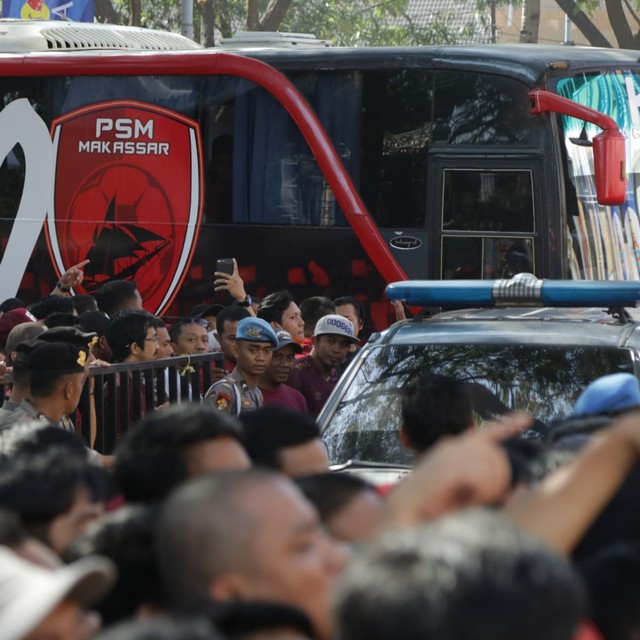 Suporter PSM Makassar menyambut bus PSM Makassar yang tiba di Stadion Andi Mattalatta. Foto: Nugroho Sejati/kumparan