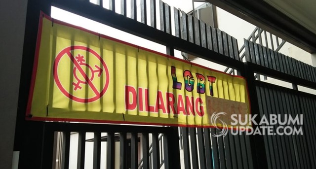 Spanduk bertuliskan 'LGBT Dilarang Keras' | Sumber Foto:CRP 3.
