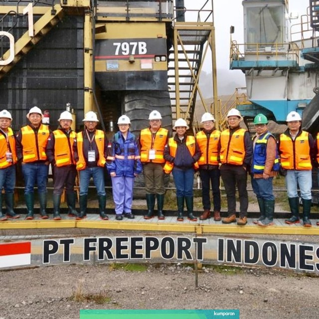 Menteri BUMN Rini Soemarno (keenam dari kanan) saat melakukan kunjungan ke PT Freeport Indonesia. Foto: Dok. BUMN