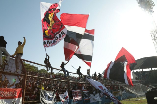 Suporter PSM Makasar mengibarkan bendera di Stadion Andi Mattalatta. Foto: Nugroho Sejati/kumparan
