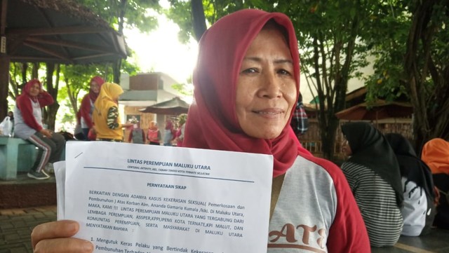 Ulfa Kamah saat menunjukkan surat pernyataan sikap dari Lintas Perempuan Maluku Utara. Foto: Rizal Syam/cermat