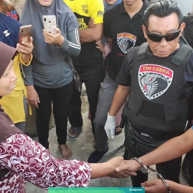 Tim Cobra Polres Lumajang saat membawa Nur Ain, pelaku perampokan rumah spesialis cukit jendela ke salah satu rumah warga yang pernah ia satroni di Desa Kutorenon Kecamatan Sukodono