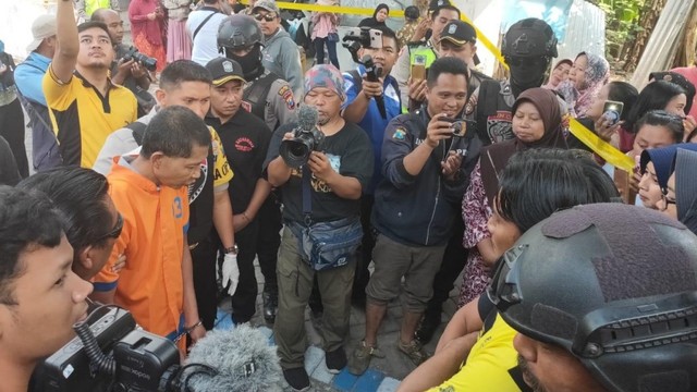 Tim Cobra Polres Lumajang saat membawa Nur Ain, pelaku perampokan rumah spesialis cukit jendela ke salah satu rumah warga yang pernah ia satroni di Desa Kutorenon Kecamatan Sukodono