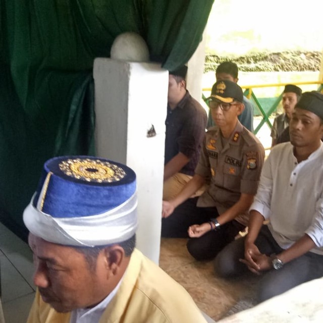 Tampak Kapolres Ternate, Azhari Juanda bersama Ketua KNPI Ternate, Sahrony A Hirto ikut dalam prosesi ziarah. Foto: Rajif Duchlun/cermat