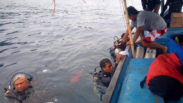 Tim dari Kementerian Kelautan dan Perikanan melakukan penyelaman, mencari jejak kapal Victoria dan Trinidad di antara perairan Ternate dan Tidore. (Istimewa)