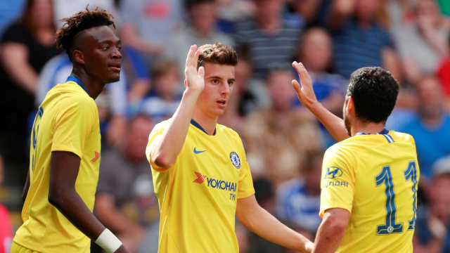 Para pemain Chelsea merayakan gol Mason Mount ke gawang Reading di laga persahabatan. Foto: Reuters/Andrew Couldridge