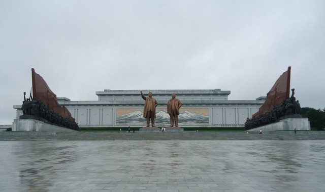 Mansudae Grand Monument. Monumen utama di Pyongyang, biasanya saat hari-hari besar warga Pyongyang meletakkan bunga dan membungkuk memberi hormat di depan patung kedua pemimpin besar mereka (Foto: Dok. Pribadi)