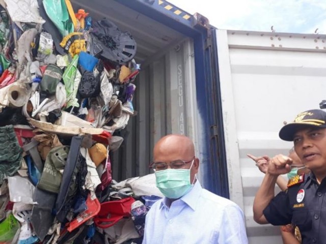 Wakil Ketua Komisi III DPR RI, Desmond J Mahesa saat memantau kondisi kontainer sampah plastik di Batam (Foto:Yogi/Batamnews)